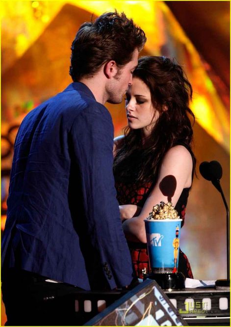 rob-and-kristen-win-best-kiss2.jpg
