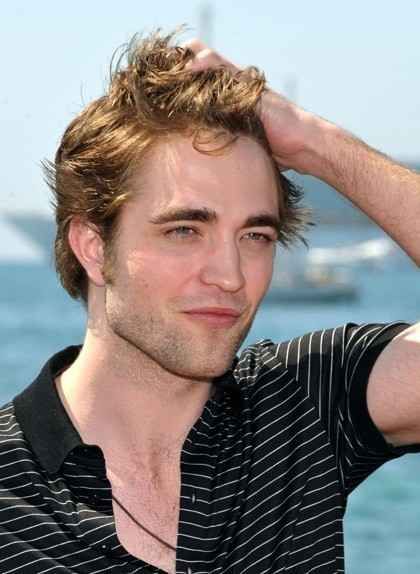 rob-at-cannes-twilight-series-6297706-420-574.jpg